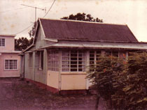 Premier local en 1984
